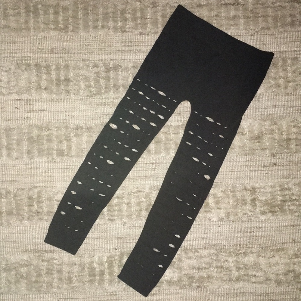 🖤 NEW Luxe Girl Precision Hole Legging Capri’s